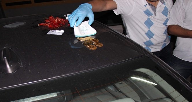 OTOPARKTAKİ LÜKS  OTOMOBİL ÇİLİNGİR YARDIMI İLE AÇILARAK YAPILAN ARAMALARDA SAHTE OLDUĞU TAHMİN EDİLEN ALTINLAR POLİS EKİPLERİNCE ELE GEÇİRİLDİ. (YASİN ERDEM/KARABÜK-İHA)