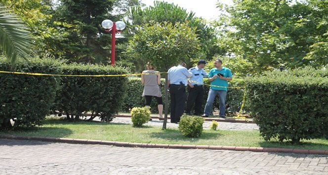 OLAY YERİNE BOMBA İMHA UZMANLARININ GELMESİ BEKLENİRKEN POLİSİN YANINA GELEN AİLE ÇANTANIN KENDİLERİNE AİT OLDUĞUNU SÖYLEDİ. (VEDAT KILIÇ/ZONGULDAK-İHA)