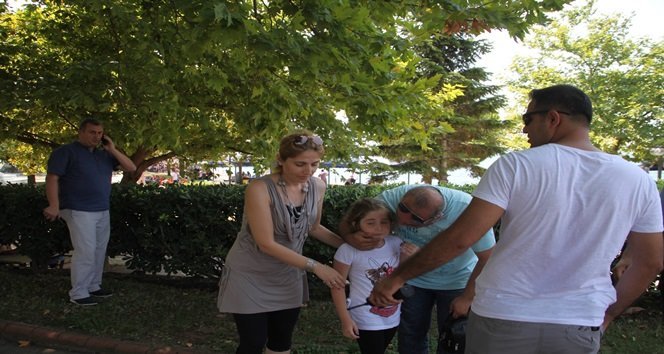 OLAY YERİNDE ÇOK SAYIDA POLİS EKİBİNİ GÖRÜNCE KORKAN 7 YAŞINDAKİ ÇOCUĞU BABASI VE ANNESİ TESELLİ ETTİ. (VEDAT KILIÇ/ZONGULDAK-İHA)