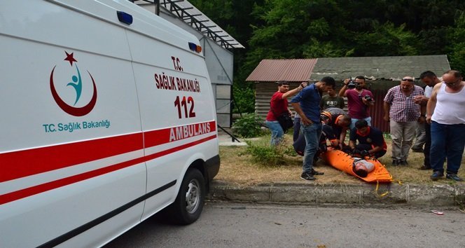 DEREDE İLK MÜDAHALESİ YAPILAN YARALI, AMBULANSLA HASTANEYE KALDIRILDI. (ONUR ALTINDAĞ - UFUK DURAK/ZONGULDAK-İHA)