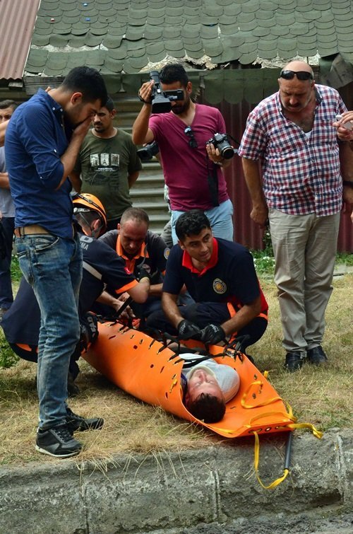 SAĞLIK EKİPLERİ OLAY YERİNDE YARALIYA MÜDAHALE ETTİ. (ONUR ALTINDAĞ - UFUK DURAK/ZONGULDAK-İHA)