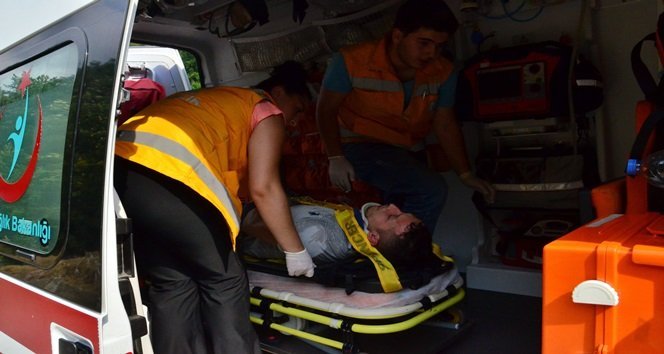 AMBULANSA ALINAN DİĞER YARALI ŞAHIS İLK MÜDAHALESİNİN ARDINDAN HASTANEYE KALDIRILDI. (ONUR ALTINDAĞ - UFUK DURAK/ZONGULDAK-İHA)