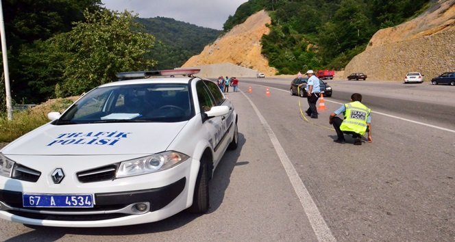 EKİPLER, KAZA SONRASI KARAYOLUNDA İNCELEME BAŞLATTI. (ONUR ALTINDAĞ - UFUK DURAK/ZONGULDAK-İHA)