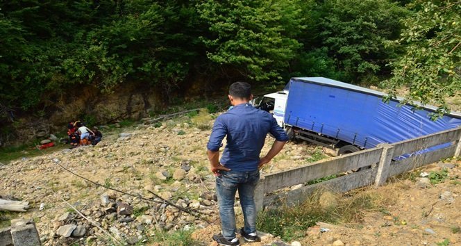 DİREKSİYON HAKİMİYETİNİ KAYBEDEN KAMYON, ÜÇ METRE YÜKSEKLİKTEN DEREYE UÇTU. (ONUR ALTINDAĞ - UFUK DURAK/ZONGULDAK-İHA)