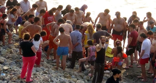 KDZ. EREĞLİ'DE BOĞULMA TEHLİKESİ GEÇİREN DEDE İLE TORUNUNA SAĞLIK EKİPLERİ MÜDAHALE ETTİ. (VEDAT KILIÇ/ZONGULDAK-İHA)