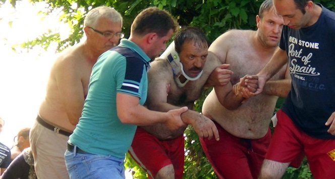 TORUNUNU KURTARMAK İSTERKEN KENDİSİ DE BOĞULMA TEHLİKESİ GEÇİREN BEŞİR MEN, AMBULANS İLE HASTANEYE KALDIRILDI. (VEDAT KILIÇ/ZONGULDAK-İHA)