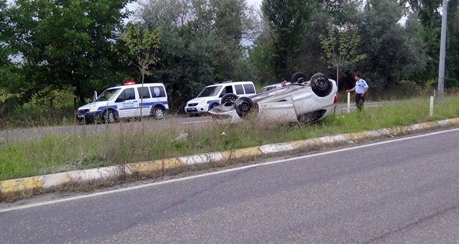 ÇAYCUMA'DA SÜRÜCÜSÜNÜN DİREKSİYON HAKİMİYETİNİ KAYBETMESİ SONUCU BİR OTOMOBİL TAKLA ATTI. SÜRÜCÜ VE EŞİ KAZAYI YARA ALMADAN ATLATTI. (EMRAH YILDIZ/ZONGULDAK-İHA)