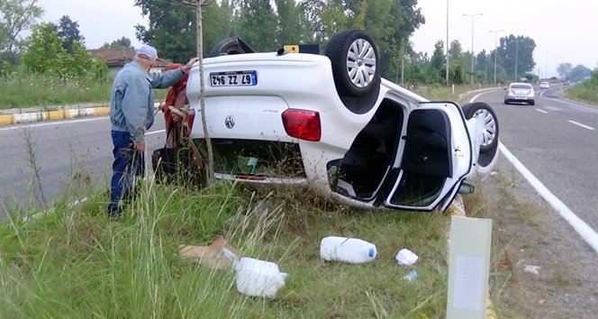 ÇAYCUMA'DA SÜRÜCÜSÜNÜN DİREKSİYON HAKİMİYETİNİ KAYBETMESİ SONUCU BİR OTOMOBİL TAKLA ATTI. (EMRAH YILDIZ/ZONGULDAK-İHA)
