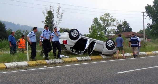 ÇAYCUMA’DA TAKLA ATAN OTOMOBİLDEN BURUNLARI BİLE KANAMADAN ÇIKTILAR