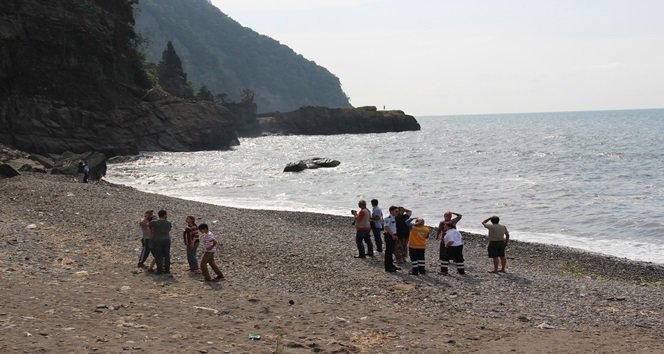 KDZ. EREĞLİ'DE 4 KİŞİ BOTLA GİTTİKLERİ KAYALIKLARDA DALGALARIN YÜKSELMESİ ÜZERİNE GERİ DÖNEMEYEREK MAHSUR KALDI. (VEDAT KILIÇ/ZONGULDAK-İHA)