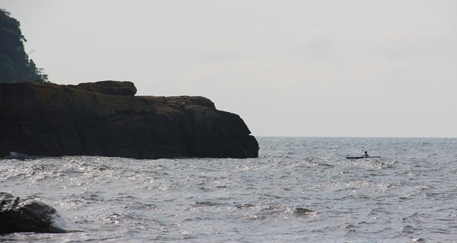 KAYALIKLARDA PİKNİK YAPAN 10 KİŞİLİK GURUPTAN 4 KİŞİ DALGALAR YÜKSELİNCE GERİ DÖNEMEYEREK MAHSUR KALDI. (VEDAT KILIÇ/ZONGULDAK-İHA)