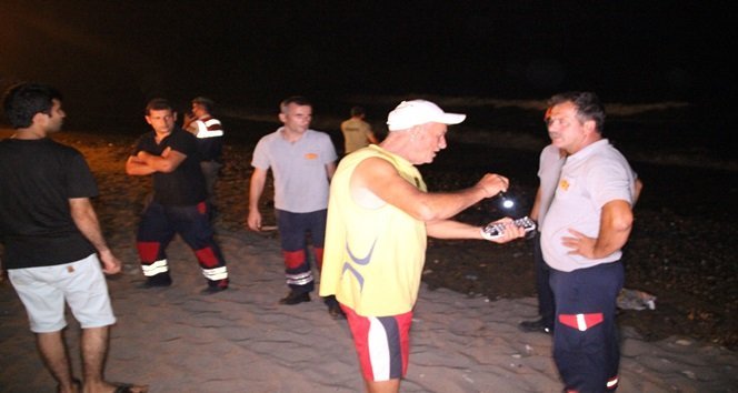 İTFAİYE, POLİS VE JANDARMA EKİPLERİ DALGALARIN YÜKSEK OLMASI NEDENİYLE RİSKE GİRMEMEK İÇİN KURTARMA ÇALIŞMASINI SABAHA BIRAKTI. (VEDAT KILIÇ/ZONGULDAK-İHA)