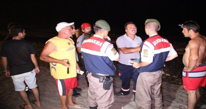 İTFAİYE, POLİS VE JANDARMA EKİPLERİ MAHSUR KALAN 4 KİŞİYİ KURTARMAK İÇİN DENİZİN DURULMASINI BEKLİYOR. (VEDAT KILIÇ/ZONGULDAK-İHA)