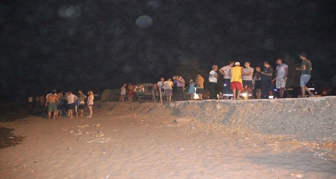 ÇAVUŞAĞZI PLAJINA GELEN AİLELER 4 KİŞİ KAYALIKLARDA MAHSUR KALINCA UZUN SÜRE PLAJDAN AYRILMADI. (VEDAT KILIÇ/ZONGULDAK-İHA)