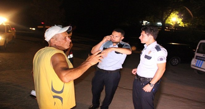 KENDİSİ DENİZCİ OLAN ÇAVUŞAĞZI SAKİNLERİNDEN NAZIM TINGAZ, DENİZİN ÇOK YÜKSELDİĞİNİ VE YAPILACAK KURTARMA ÇALIŞMASININ ÇOK RİSKLİ OLDUĞUNU SÖYLEDİ. (VEDAT KILIÇ/ZONGULDAK-İHA)