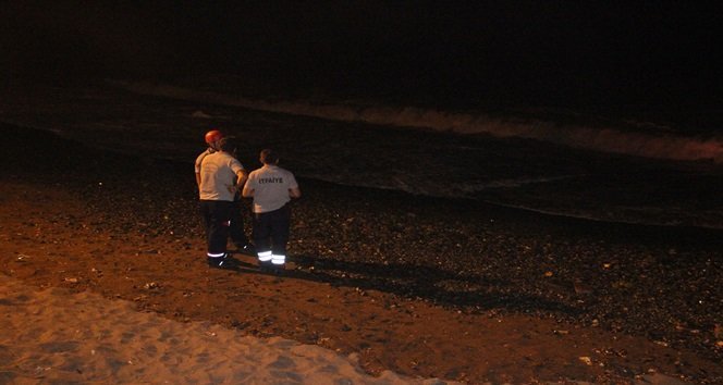 İTFAİYE EKİPLERİ DENİZİN DURULMASI İLE BİRLİKTE ZODYAK BOTLARLA MAHSUR KALAN 4 KİŞİYİ KURTARMAK İÇİN BEKLİYOR. (VEDAT KILIÇ/ZONGULDAK-İHA)