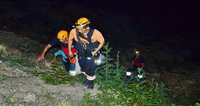 SANDALLA DENİZE AÇILDILAR, DALGALARIN ŞİDDETİ ARTINCA MAĞARAYA SIĞINDILAR