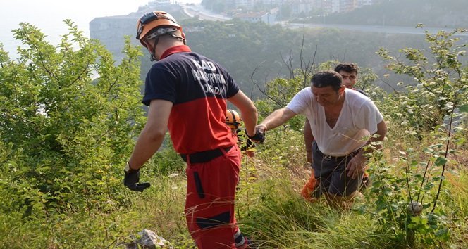 ZONGULDAK'IN KOZLU İLÇESİNDE DALGALARIN YÜKSELMESİ SEBEBİYLE SANDALLARIYLA DENİZ KENARINDAKİ MAĞARAYA SIĞINAN DÖRT ARKADAŞ, 13 SAAT SONRA MAHSUR KALDIKLARI YERDEN KURTARILDI. (ONUR ALTINDAĞ - UFUK DURAK/ZONGULDAK-İHA)