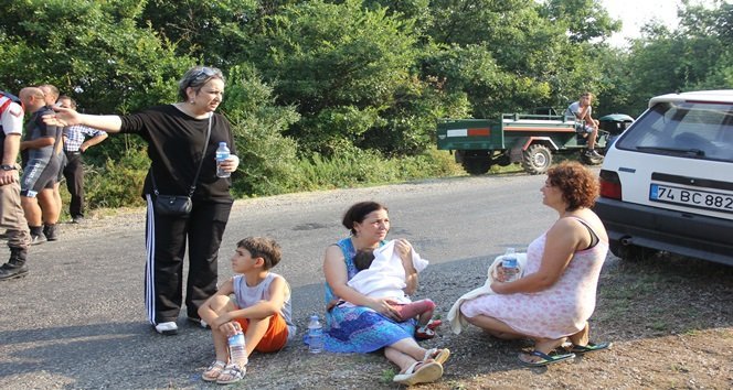KURTARILAN VATANDAŞLARIN BİTKİN DÜŞTÜKLERİ GÖRÜLDÜ. (AKİF YAMAN - SERKAN ARAT/BARTIN-İHA)