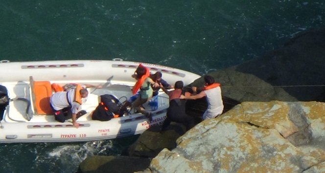 ZONGULDAK’IN EREĞLİ İLÇESİ KÖSEAĞZI MEVKİİNDE PİKNİK YAPMAK İÇİN ÇIKTIKLARI KAYALIKLARDA DALGALARIN BİR ANDA YÜKSELMESİ ÜZERİNE MAHSUR KALAN AİLE, ZODYAK BOTLA KURTARILDI. (VEDAT KILIÇ/ZONGULDAK-İHA)