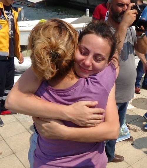 İTFAİYE EKİPLERİNİN ZODYAK BOTLA KURTARDIĞI DEMET ÇAVUŞ, BİR YAKININA SARILARAK GÖZYAŞI DÖKTÜ. (VEDAT KILIÇ/ZONGULDAK-İHA)