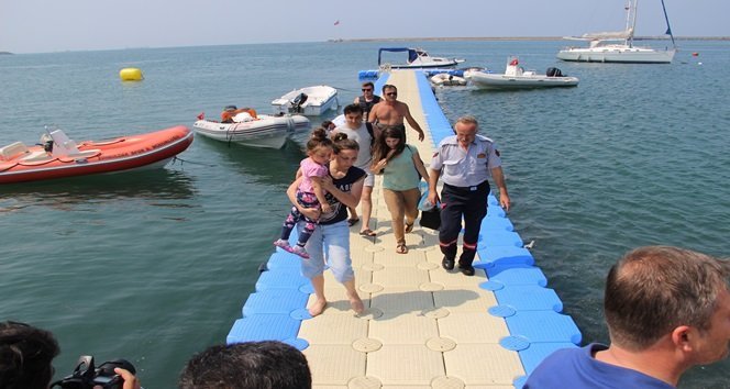 KDZ. EREĞLİ BELEDİYESİ İTFAİYE MÜDÜRLÜĞÜ'NE BAĞLI ARAMA KURTARMA EKİPLERİ, MAHSUR KALAN 4 KİŞİYİ ZODYAK BOTLA KURTARDI. (VEDAT KILIÇ/ZONGULDAK-İHA)