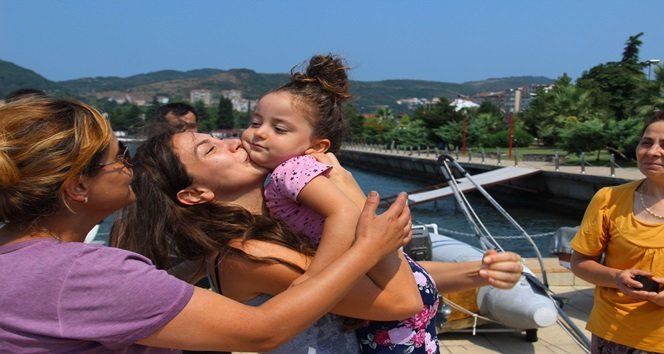 GECE BOYU KIYIDA BEKLEYEN ÇAVUŞ AİLESİ FERTLERİ, KURTARILAN 4 YAŞINDAKİ BUĞLEM SU'YU SARILIP ÖPTÜ. (VEDAT KILIÇ/ZONGULDAK-İHA)