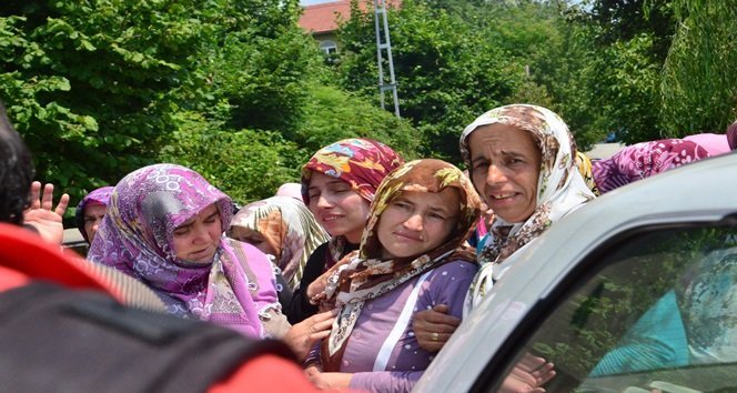 ORUÇ CAN ABACI'NIN YAKINLARI CENAZE NAMAZINDA SİNİR KRİZLERİ GEÇİRDİ. (ONUR ALTINDAĞ/ZONGULDAK-İHA)