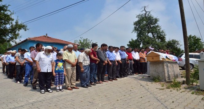 KÜÇÜK ÇOCUĞUN CENAZE NAMAZI ÖĞLEN NAMAZININ ARDINDAN KILINDI. (ONUR ALTINDAĞ/ZONGULDAK-İHA)
