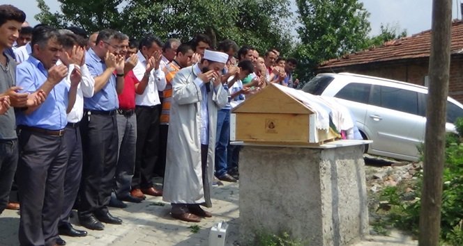 KÜÇÜK ÇOCUĞUN CENAZE NAMAZI ÖĞLEN NAMAZININ ARDINDAN KILINDI. (ONUR ALTINDAĞ/ZONGULDAK-İHA)