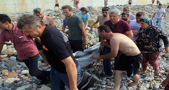 AKIN ÖZDEMİR'İN CANSIZ BEDENİ AMBULANSA TAŞINIRKEN BABASI DA ARKASINDAN GÖZYAŞI DÖKTÜ. (VEDAT KILIÇ/ZONGULDAK-İHA)