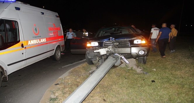 OTOMOBİL ELEKTRİK DİREĞİNİ DEVİRDİ: 4 YARALI