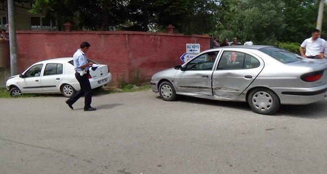 ZONGULDAK'IN ÇAYCUMA İLÇESİNDE MEYDANA GELEN TRAFİK KAZASINDA 1'İ ÇOCUK 3 KİŞİ YARALANDI. (EMRAH YILDIZ/ZONGULDAK-İHA)