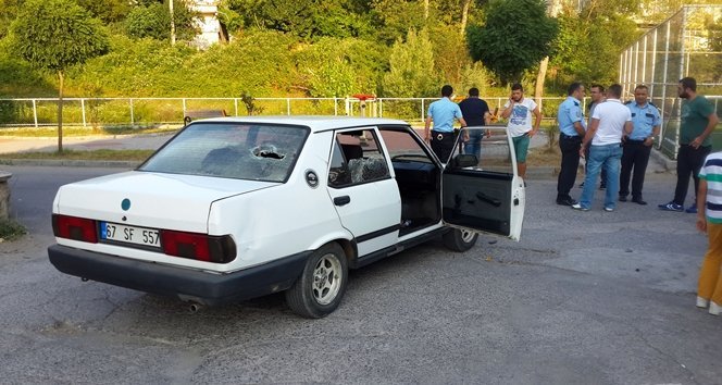 KAVGAYA KARIŞAN MAHALLELİLER OTOMOBİLİ TAŞLADI