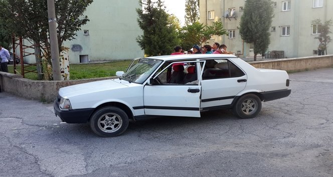 TAŞ YAĞMURUNA TUTULAN OTOMOBİLDE BÜYÜK HASAR MEYDANA GELDİ. (VEDAT KILIÇ/ZONGULDAK-İHA)