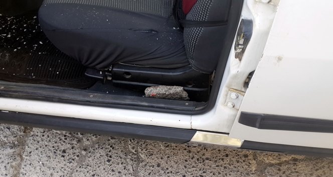 MAHALLE SAKİNLERİNİN ATTIĞI TAŞLAR OTOMOBİLE BÜYÜK ÖLÇÜDE ZARAR VERDİ. (VEDAT KILIÇ/ZONGULDAK-İHA)