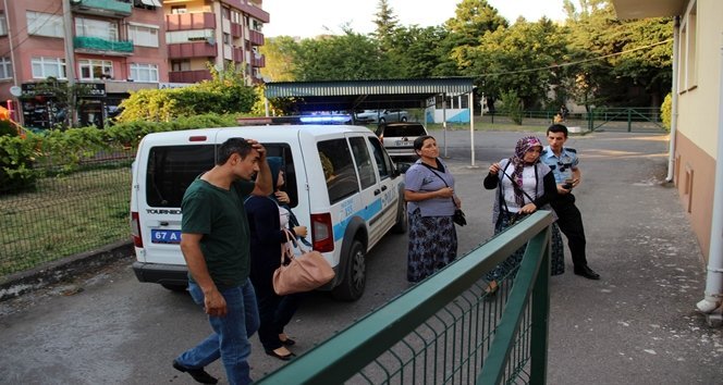 POLİSE EKİPLERİ KAVGAYI GÖREN MAHALLE SAKİNLERİNİ İFADELERİNİ ALMAK İÇİN KARAKOLA GÖTÜRDÜ. (VEDAT KILIÇ/ZONGULDAK-İHA)