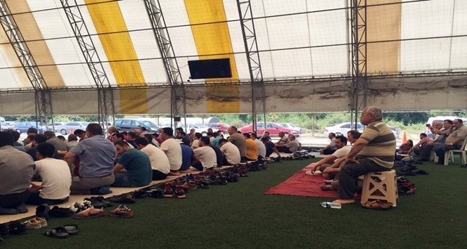 ZONGULDAK'IN ÇAYCUMA İLÇESİNDE ESNAFIN CAMİ SIKINTISINI BELEDİYE İLGİNÇ BİR YÖNTEMLE ÇÖZDÜ. (EMRAH YILDIZ - ERCAN KARAKUŞ/ZONGULDAK-İHA)
