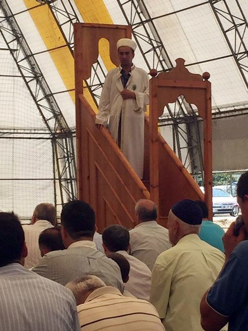 ZONGULDAK'IN ÇAYCUMA İLÇESİNDE ESNAFIN CAMİ SIKINTISINI BELEDİYE İLGİNÇ BİR YÖNTEMLE ÇÖZDÜ. BÖLGEDE BULUNAN BİR HALI SAHAYI GEÇİCİ CAMİYE ÇEVİREN BELEDİYE, SAHANIN ORTASINA DA MİNBER KURDU. (EMRAH YILDIZ - ERCAN KARAKUŞ/ZONGULDAK-İHA)