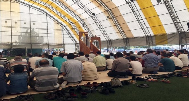 ZONGULDAK'IN ÇAYCUMA İLÇESİNDE ESNAFIN CAMİ SIKINTISINI BELEDİYE İLGİNÇ BİR YÖNTEMLE ÇÖZDÜ. (EMRAH YILDIZ - ERCAN KARAKUŞ/ZONGULDAK-İHA)