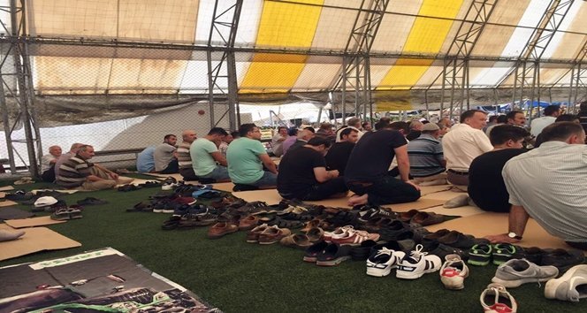 ZONGULDAK'IN ÇAYCUMA İLÇESİNDE ESNAFIN CAMİ SIKINTISINI BELEDİYE İLGİNÇ BİR YÖNTEMLE ÇÖZDÜ. (EMRAH YILDIZ - ERCAN KARAKUŞ/ZONGULDAK-İHA)