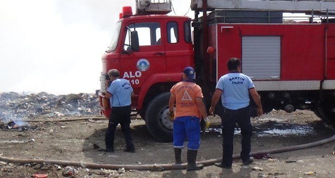 BARTIN’DA İNKUMU TEPESİNDE ORMANLIK ALANDA BULUNAN ŞEHİR ÇÖPLÜĞÜNDE ÇIKAN YANGIN, ORMANA SIÇRADI. YANGINA HAVADAN MÜDAHALE EDİLDİ. (YALÇIN ÇELEN/BARTIN-İHA)