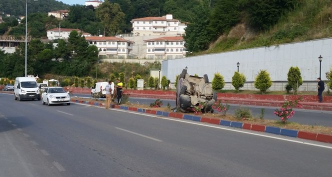 ZONGULDAK'TA TAKLA ATAN OTOMOBİLDEKİ 2 KİŞİ YARALANDI. (SERTAÇ ÖZDEMİR/ZONGULDAK-İHA)