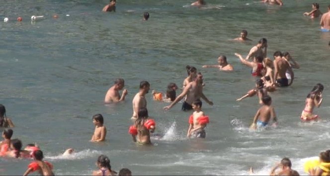 SICAK HAVADAN BULAN VATANDAŞLAR PLAJLARA AKIN ETTİ. (SERTAÇ ÖZDEMİR/ZONGULDAK-İHA)