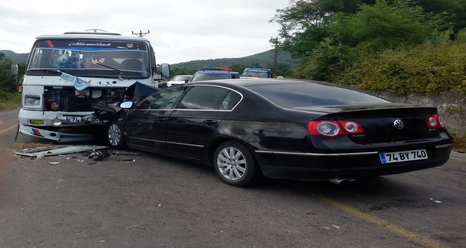 BARTIN’DA MİNİBÜS İLE OTOMOBİLİN ÇARPIŞMASI SONUCU MEYDANA GELEN KAZADA 11 KİŞİ YARALANDI. (YALÇIN ÇELEN/BARTIN-İHA)