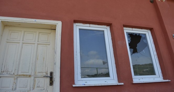 FUTBOL SAHASINDAKİ SOYUNMA ODALARININ KAPILARI VE CAMLARI KIRILDI