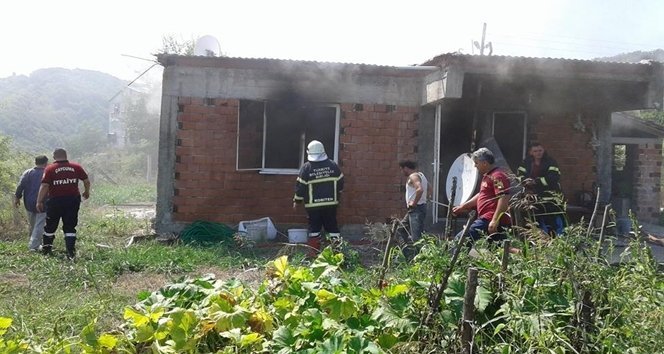 DÖRT KİŞİNİN YAŞADIĞI EV, YANGINDA KULLANILMAZ HALE GELDİ