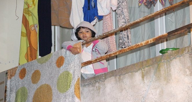 EVDE YALNIZ KALAN KÜÇÜK KIZ BALKONA ÇIKIP YARDIM İSTEDİ