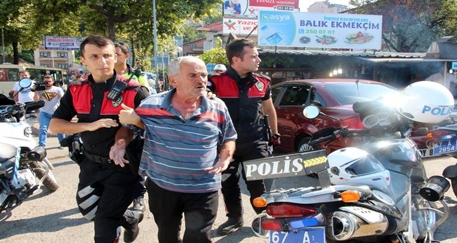 ALKOLLÜ ŞAHISLARIN BIÇAKLI KAVGASINI POLİS AYIRDI