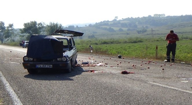 ÇAYCUMA'DA DİREKSİYON HAKİMİYETİNİ KAYBEDEN OTOMOBİL TAKLA ATTI. KAZADA 1 KİŞİ HAYATINI KAYBEDERKEN, 3 KİŞİ YARALANDI. (EMRAH YILDIZ/ZONGULDAK-İHA)